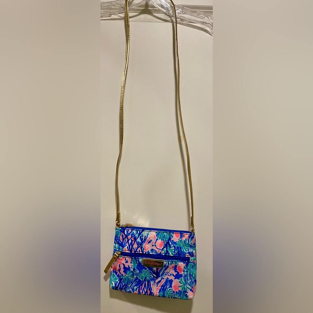 Blue floral Lilly Pulitzer purse with gold strap. Top zipper
